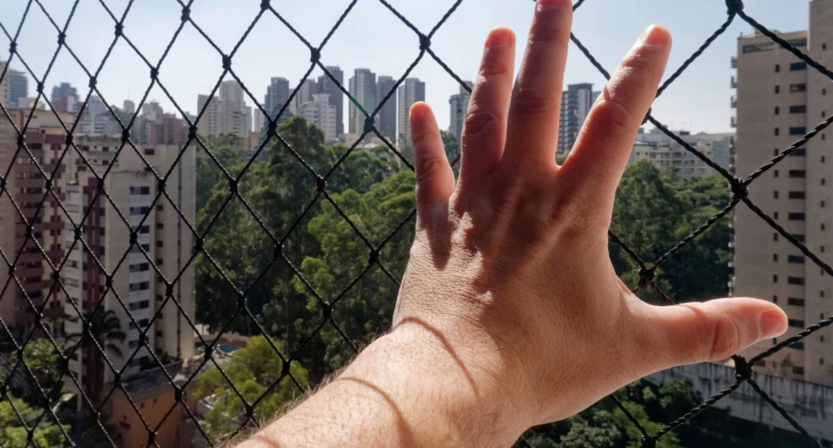 poluje.pl, Siatki zabezpieczające balkon element podnoszący komfort życia mieście - zdjęcie, fotografia